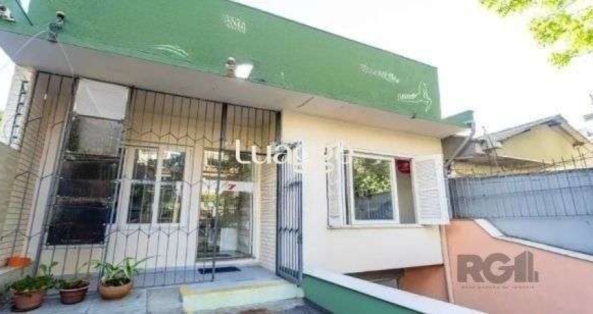 Casa no bairro Petrópolis de 3 dormitórios e 4 vagas