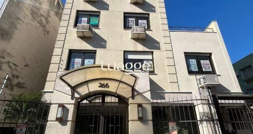Apartamento de três quartos, suíte, churrasqueira e duas vagas de garagem (box duplo) no bairro Auxiliadora em Porto Alegre.