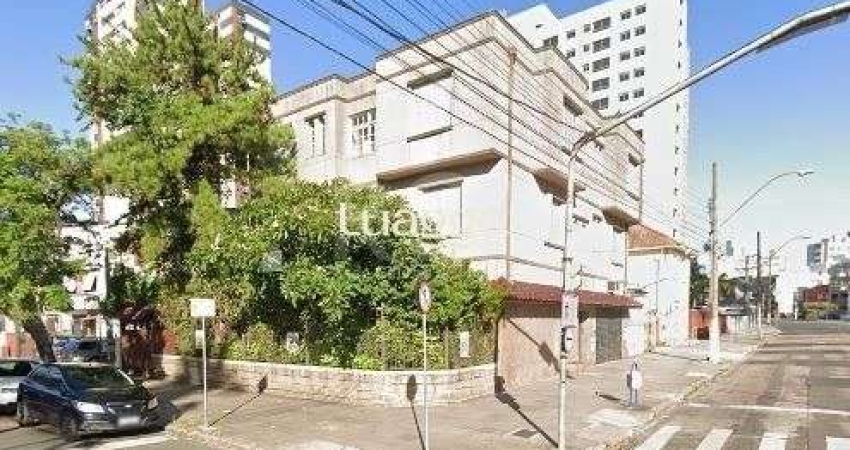 Prédio com total de três pavimentos, para moradia, lojas e apartamentos