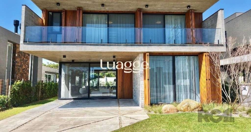 sobrado de luxo está à venda em um exclusivo condomínio à beira-mar