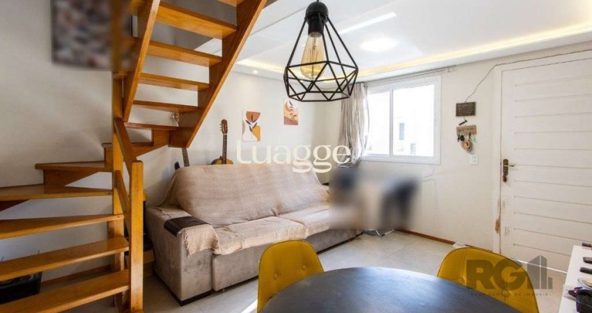 Casa em condomínio, possui 2 dormitórios, sala para 2 ambientes e 1 vaga.