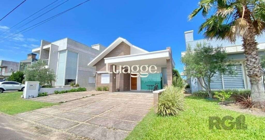 Casa a venda em Condomínio fechado na Beira mar de Atlântida Sul com 3 quartos e 164m²