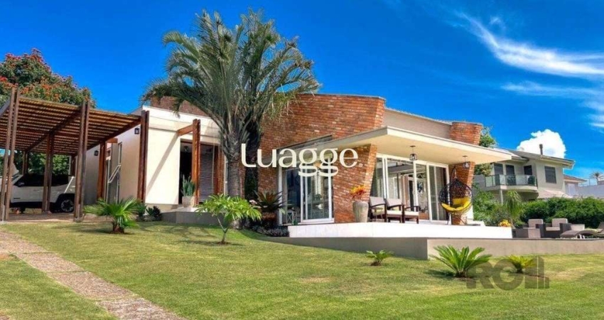 Casa à beira do lago na área central do condomínio com 4 suites