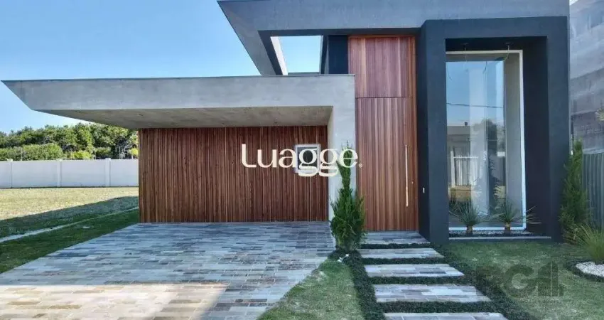 Casa térrea, com 225M², 04 suítes, sendo uma suíte americana, lavabo, living integrado, área de serviço.