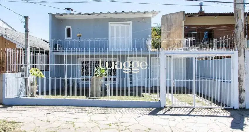 Casa de alvenaria, com 3 quartos, 1 suíte e 3 vagas de garagem.