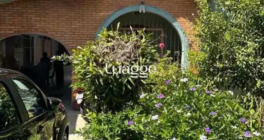 Casa com 4 dormitórios no bairro tristeza, com churrasqueira, lareia e vaga de garagem.