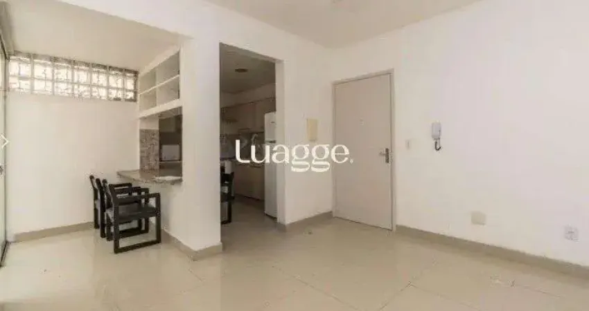 Apartamento de 1 dormitório, com um pequeno pátio no bairro centro histórico.