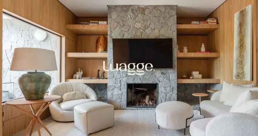 Casa com 3 suítes amplas, além de uma sala generoso com lareira e 2 vagas de garagem.