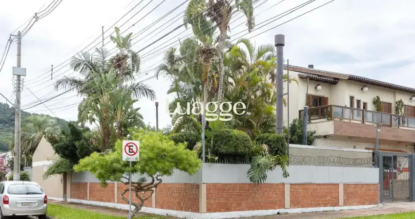 Casa térrea, 2 dormitórios, 1 suíte e 2 vagas no bairro Aberta dos Morros.