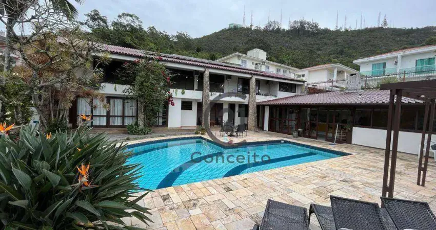 Casa ampla no bairro Trindade com 6 dormitórios, piscina e churrasqueira