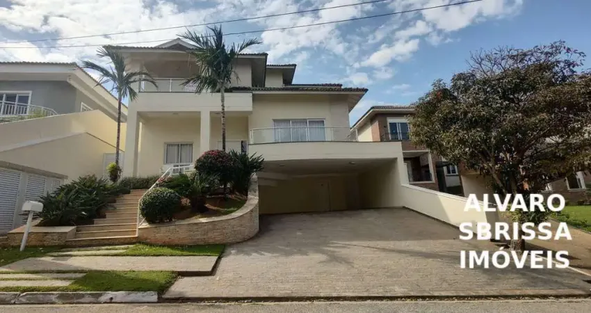 Linda casa térrea feita pelo atual proprietário. Com piscina. 300m2ac 600m2at. Documentação pronta para financiamento. Climatizada