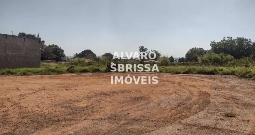 Terreno está localizado em bairro dotado de toda infraestrutura urbana municipal com pavimentação definitiva, água encanada, esgoto, águas pluviais, l