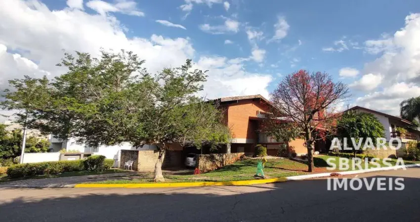 Casa com 3 dormitórios sendo uma suíte no Condomínio Portella em Itu SP com 350m de área construída. A duas quadras da área social, piscinas, etc.