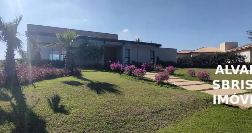 Casa de alto padrão, térrea com 5 suites, totalmente climatizada e com linda piscina.