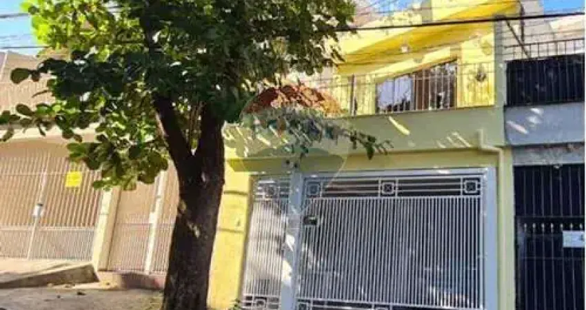 Excelente sobrado no Parque São Domingos - 3 dormitórios, sala e cozinha amplas, 2 banheiros e 2 vagas de garagem
