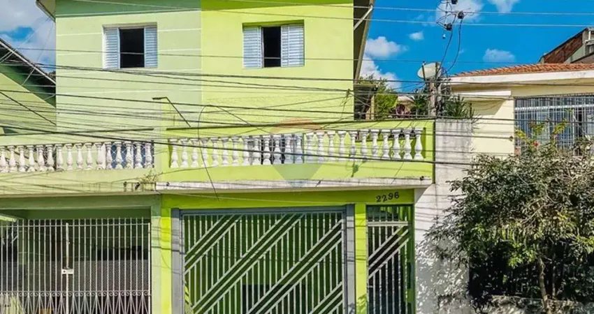 Vista e potencial em uma casa cheia de possibilidades na Vila Mangalot!