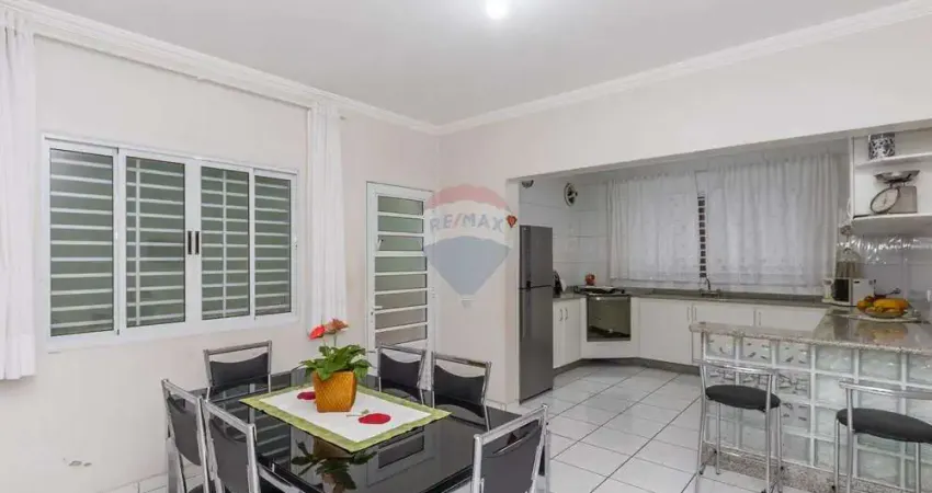 Aconchegante Sobrado, 135m², 3 quartos, 3 banheiros, 1 suíte, 2 vagas cobertas