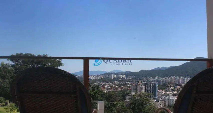 Espetacular casa em condomínio fechado, com piscina aquecida e salão de festas