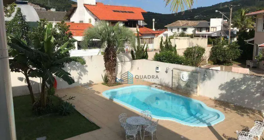 Casa à Venda com Amplo Terreno de Esquina no Parque São Jorge, Florianópolis !!