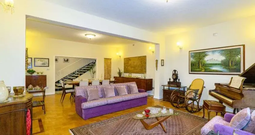 Elegante e Espaçoso Sobrado à Venda no Bairro Aclimação, São Paulo - SP