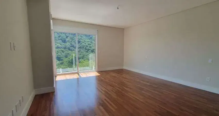 Casa de alto padrão à venda no Residencial Gênesis II em Santana de Parnaíba, São Paulo.