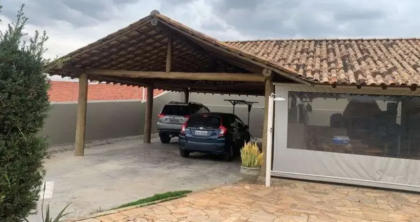 Casa de condomínio para venda possui 200 metros quadrados com 3 quartos
