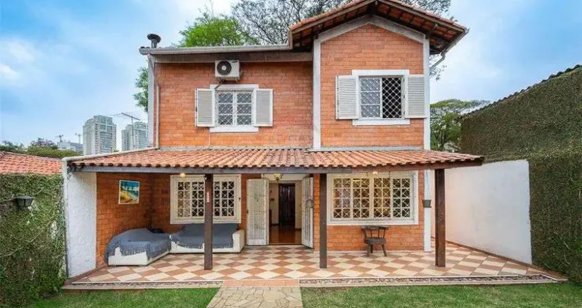 Casa à Venda no Bairro Jardim Petrópolis, São Paulo - SP