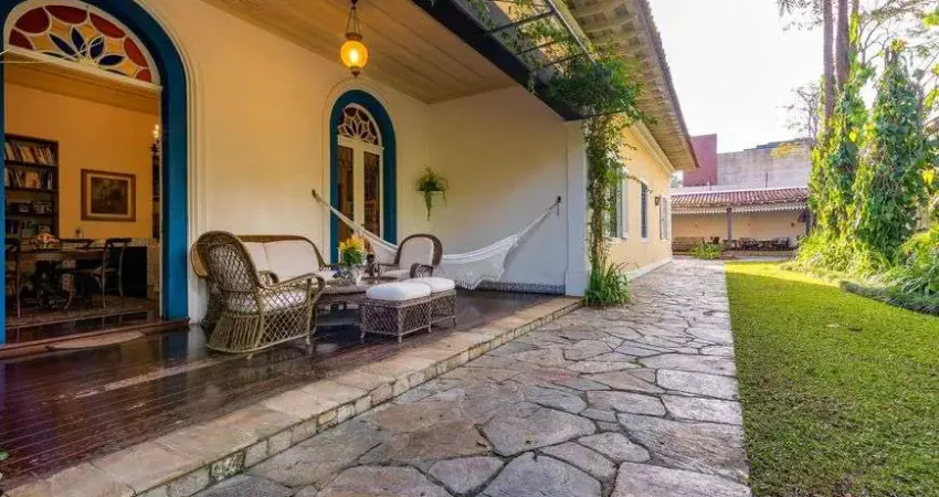 Casa para venda possui 500 metros quadrados com 6 quartos em Jardim Paulista - São Paulo - SP.