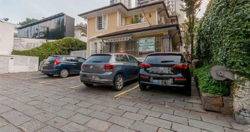 Casa comercial à venda na Avenida Pacaembu em São Paulo - SP