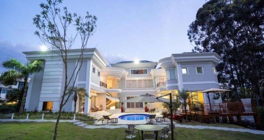 Casa de condomínio para venda possui 1200 metros quadrados com 6 quartos em Alphaville - SP.
