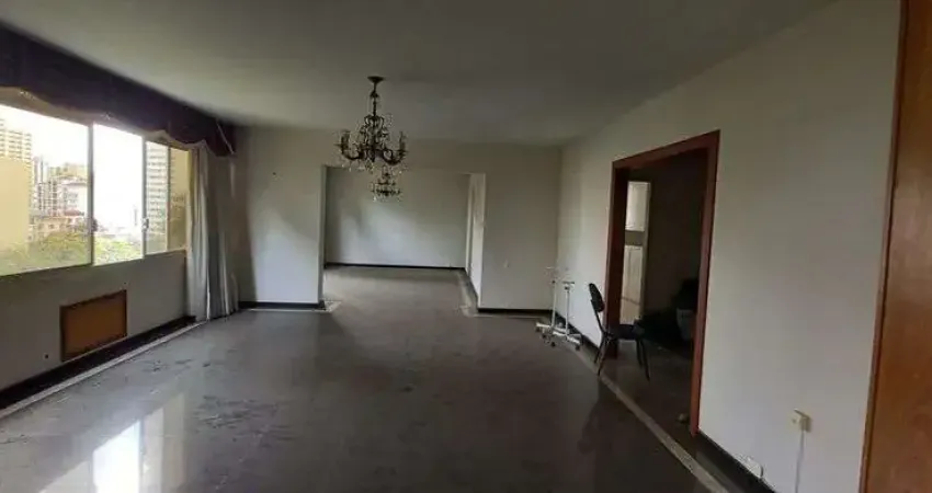 Amplo Apartamento à Venda no Edifício Vitória Régia no Centro de Campinas - SP