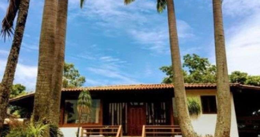 Casa de condomínio para venda tem 775 metros quadrados com 3 quartos