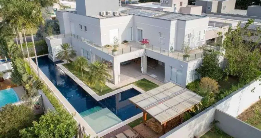 Casa de condomínio para venda tem 710 metros quadrados com 5 quartos
