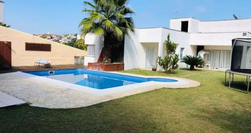 Casa de condomínio para venda tem 600 metros quadrados com 4 quartos em Arujá - SP.