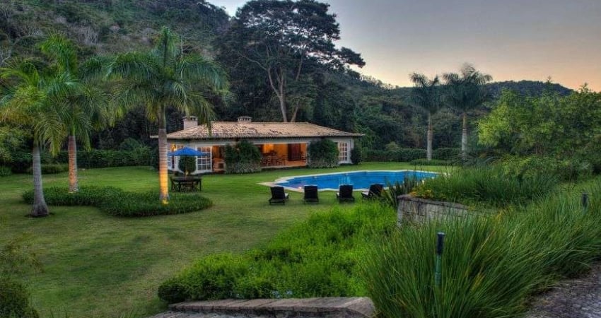 Casa de condomínio para venda possui 1000 metros quadrados com 8 quartos no RJ.