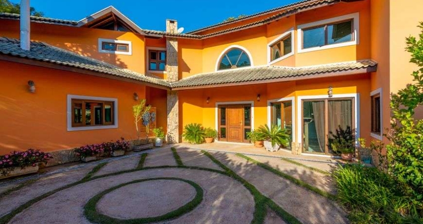 Casa de condomínio para venda possui 303 metros quadrados com 6 quartos