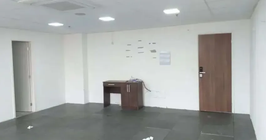 Sala comercial à venda no Edifício Montreal Plaza no Alphaville em Barueri - SP