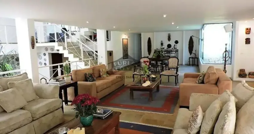 Casa Sobrado alto padrão à venda no Condomínio Chácara São João em Carapicuíba - SP