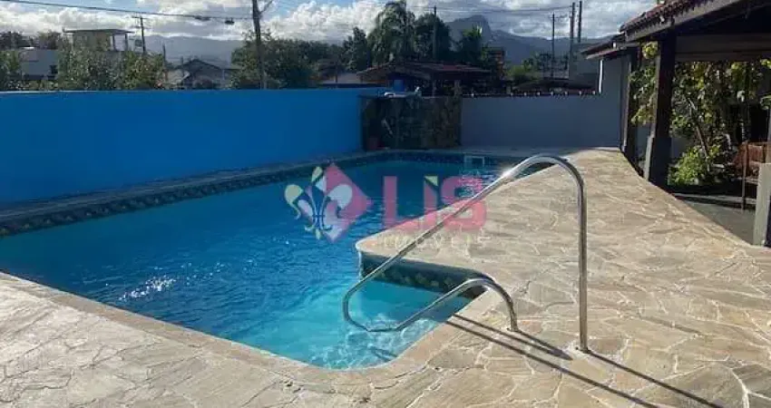 Ampla  Casa Térrea de Esquina com Piscina e Área Gourmet -  Conforto, Lazer e Excelente Localização