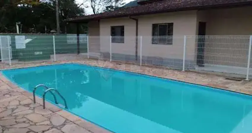 VENHA CONHECER ESTA CASA TÉRREA EM CONDOMÍNIO, NA PRAIA MARTIM DE SÁ,  COM SEGURANÇA E TRANQUILIDADE, AMPLO TERREÇO PARA DESCANSO, LAZER COM PISCINA