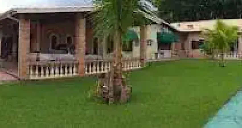 PROCURANDO UMA CASA AMPLA/ ACABOU DE ENCONTRAR! ESTA CASA PROPORCIONA CONFORTO DE UMA CASA TÉRREA EM AMPLO TERRENO COM JARDIM, PISCINA E ÁREA GOURMET