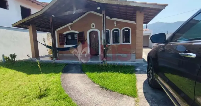 Você que procura uma casa térrea ampla, em excelente localização na praia martim de sá. com amplo terreno para poder edificar piscina