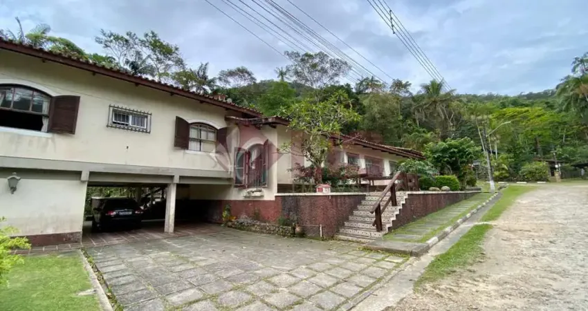 Casa de alto padrão ao pé da montanha – estilo colonial elegância, conforto e natureza em perfeita harmonia