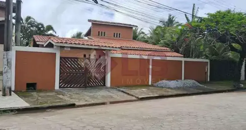 Sobrado no Capricórnio com 3 suítes, amplo quintal com churrasqueira.