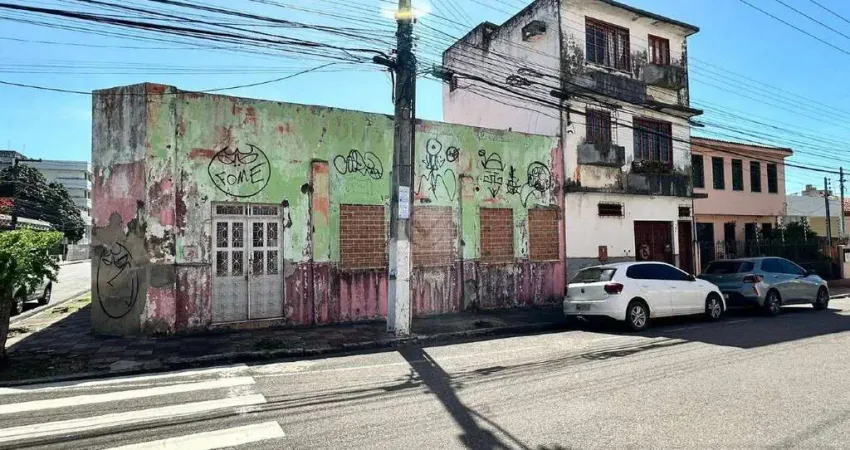 Oportunidade Imperdível para o Seu Negócio: Casa com Terreno Amplo no Coração de Aracaju!