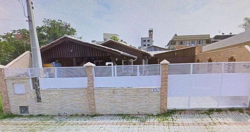 CASA COM ÁREA DE FESTA