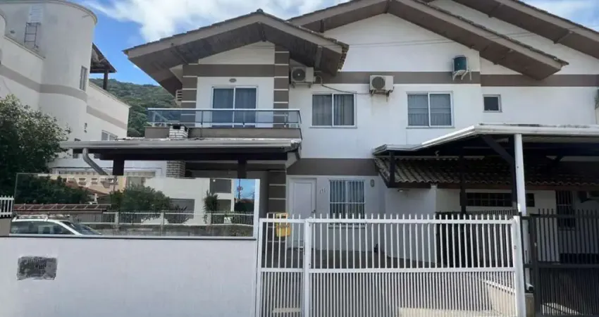 Casa com 3 quartos para alugar na Rua Vereador Manoel José dos Santos, Bombas, Bombinhas