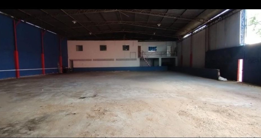 ALUGO OU VENDO GALPAO COM 600M2 COM 08 DE PE DIREITO NO P.10