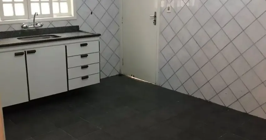 CASA EM OTIMA LOCALIZAÇÃO COM 3 SUITES E 4 VAGAS