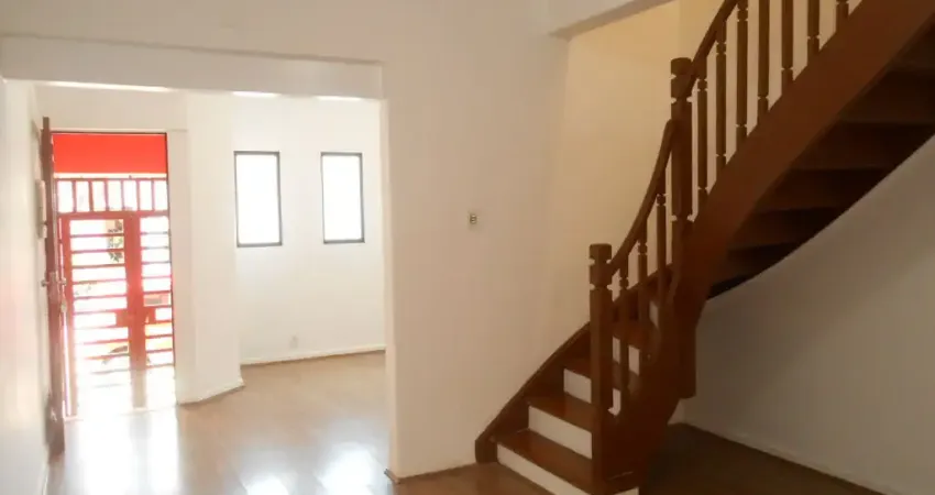 CASA COMERCIAL COM 100 MTS, 4 SALAS.